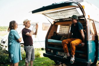 Weißwurst zum Frühstück und Nacktbaden: Der Charme der Costa del Pöhl - Star-Fotograf Chris Gonz im Gespräch mit Reporterin Nicole Jähn. Gonz, der im Redaktionscamper sitzt, stammt aus Plauen und porträtiert Künstler wie Mark Foster und Tokio Hotel. 