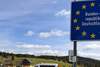 Weist Deutschland jetzt Asylbewerber an Grenzen zurück? - Die Bundespolizei nimmt Kontrollen am Grenzübergang zur Tschechischen Republik in Oberwiesenthal vor.