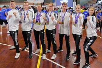 Weit gereist, viel gewonnen - Stark gekämpft: Valentin Leißner, Jonas Pöschke, Michelle Süß, Selina Fabian, Dustin Striesche, Fabienne Baberske und Lilly Leißner (v. l.) erkämpften gemeinsam sieben Medaillen beim World Cup in Italien und schrammten haarscharf an weiterem Edelmetall vorbei. 