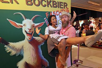 Weit und breit einmalig: Mischung aus Bockbierfest und Fasching lockt in Plauen Hunderte Partygäste an - Alice und Alex Mahling hatten so richtig Bock auf die Faschings-Bier-Fete. An der neuen Fotowand, die der SV 04 selbst gestaltete, hatten die beiden einen Mordsgaudi. Bei der nächsten Bockbier-Fete wollen sie unbedingt wieder dabei sein.