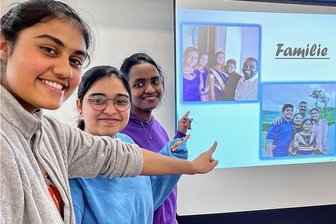 Weit weg von Zuhause lernen Inderinnen den Pflegeberuf nun in Schwarzenberg - Elizabeth, Anagha und Lismaria (v. l.) erlernen seit Sommer 2022 den Pflegeberuf im Marienstift Schwarzenberg und haben jetzt sich und ihre ferne Heimat Indien den Bewohnern näher vorgestellt.