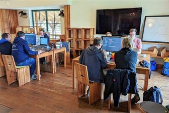 Weitab von Büro und Home-Office: Chemnitzer Programmierer ziehen in den Wald - So sah der anstrengendere Teil der Aktion „Hacking in the Woods“ aus. Zwischendrin saßen die Staffbase-Programmierer in der Sauna oder waren im Wald.