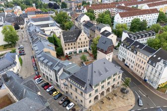 Weiter Ärger um Lärm an der Plauener Jugendherberge: Was Anwohner erleben und welche Lösung sie vorschlagen - Die Jugendherberge in Plauen (vorn). Anwohner klagen über schlaflose Nächte und Lärm an Wochenenden.