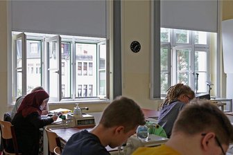 Weiter Lüften in Zwickau: Stadt verzichtet auf Luftfilter in Schulen - In Schulen gehören offene Fenster inzwischen zum Alltag, wie hier im Käthe-Kollwitz-Gymnasium in Zwickau. Im Sommer stellt das Lüften kein Problem dar - im Winter hingegen schon. 