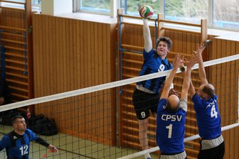 Weiter makellos: Hennersdorfer Volleyballer stürmen auf Platz 1 - HSV-Außenangreifer Benjamin Arndt (am Ball) machte sich seinen Höhenvorteil gegen die SG Chemnitz/Ebersdorf im ersten Spiel oft zu Nutze.