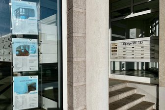 Weiter warten auf Wärme: Mieter harren in Zwickauer Vivet-Wohnungen aus - Bis auf die Läden ist das Wohn- und Geschäftshaus in Zwickau-Pölbitz weitgehend leergezogen. Die Schaufenster hängen noch voller Mietangebote der Vivet-Gruppe.