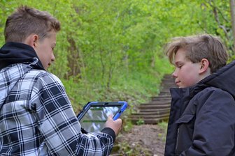 Weiterbildung in Zwickau: Actionbound-App steht im Mittelpunkt - Die Freunde Adrian (links) und Jeremia machen eine Schnitzeljagd mit Hilfe der Actionbound-App.