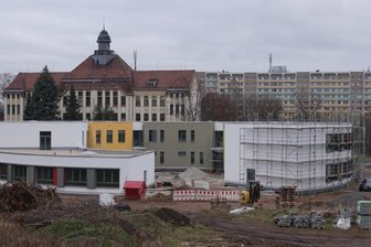 Weitere 800.000 Euro für Bau der Sprachheilschule nötig - Der Neubau der "Anne Frank"-Schule ist ein architektonischer Hingucker. Allerdings wird das Schulhaus insgesamt fast zwei Millionen Euro teurer als geplant. Im September 2022 soll der Bau fertig sein.