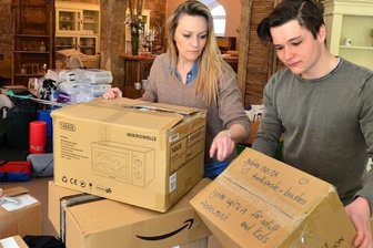 Weitere Aktion für Ukraine - Hilfspakete für die Ukraine: Nancy Uhlig und ihr Sohn Stan packen in Lichtenwalde mehrsprachig beschriftete Kartons zusammen. 
