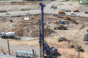Weitere Baustelle in der Chemnitzer Innenstadt - Nach den Grabungen haben Bauarbeiten auf dem ehemaligen Parkplatz an der Johanniskirche an der Ecke Bahnhofstraße/Augustusburg Straße begonnen.