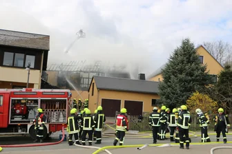 Weitere Benefizaktion zu Ostern im Vogtland für Schönberger Brandopfer Sandro - Am Tag des Brandes in Schönberg: Scheune und Stall brannten ab, elf Rinder starben.