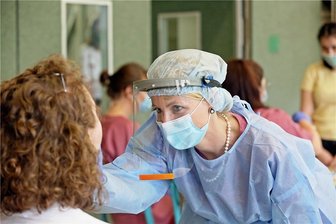 Weitere Coronafälle in Mittelsachsen: Spuren führen nach Augustusburg - Die Mitarbeiterin des Gesundheitsamtes testet eine Schülerin, indem sie einen Rachenabstrich nimmt. So wie hier, das Bild entstand vor einigen Tagen für eine Studie in Zwickau, sieht es derzeit an vier Schulen in Mittelsachsen aus. Überall sind Coronafälle aufgetreten.