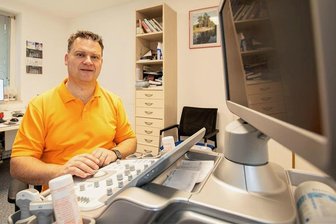 Weitere Engpässe drohen: Was gegen den Ärztemangel im Vogtland helfen soll - Wie weiter auf dem Land? "Eine rollende Ambulanz wäre ein qualitativer Rückschritt, den keiner will." Jens Volkmar praktiziert als Internist in Plauen und ist Chef des Ärztenetzes Vogtland. 