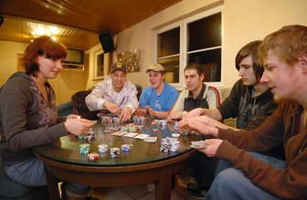 Weitere Fördergelder für Jugendklub-Ausbau beantragt - 
              <p class="artikelinhalt">Gemeinsame Spieleabende stehen im teilrenovierten Heidersdorfer Jugendklub regelmäßig auf dem Programm. Darina Gorochowa, Sven Werner, Kay Hartwig, Peter Neuber, Toni Helbig und Raphael Böhme (von links) verbringen ihre Freizeit gern in dem Treffpunkt.</p>
            
