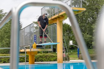 Weitere Freibäder im Erzgebirge öffnen: Imbisse zum Teil in neuer Hand - Bademeister Peter Rülke bei Vorbereitungen im Freibad Sehma.