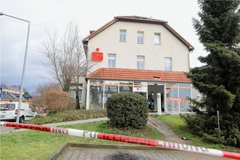 Weitere Gerichtsverhandlung wegen Geldautomatensprengung in Meerane - Das Sparkassengebäude in Meerane nach der Sprengung.