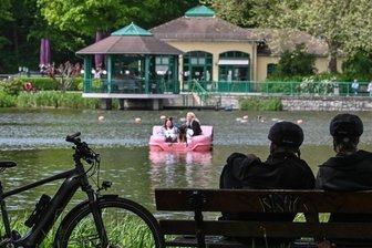 Weitere Lockerungen: Chemnitz lebt langsam wieder auf - Am Schloßteich wird wieder gegondelt, das Milchhäuschen öffnet demnächst. Viele genießen die alten, neuen Freiheiten. Im Schauspielhaus soll es noch am Samstag eine Premiere auf der großen Bühne geben. Und die Inzidenz ist in Richtung der nächsten Lockerungsschwelle unterwegs.