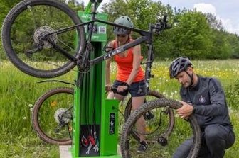 Weitere Notfallstation für Fahrräder - Mareike Fiedler und Robert Gropp testen die neue Notfallstation für Fahrräder. 