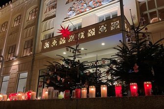 Weitere Proteste in Zwickau angekündigt - Wie schon am Montag vor einer Woche stellten Teilnehmer Grablichter vor dem Zwickauer Rathaus ab. 