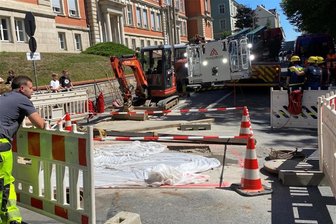 „Weitere Rissbildungen“: Reichenbach sperrt Risiko-Kreuzung erneut - Rückblick: Anfang August war das Riesenloch unter der Reichenbacher Kreuzung entdeckt worden.