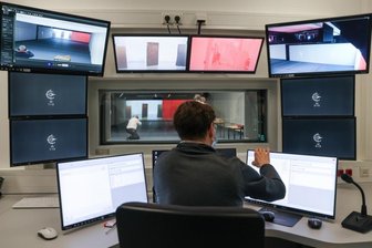 Weitere Schießanlage ab August im Bau - Das Training auf der neuen Raumschießanlage der Polizeifachschule wird genau überwacht. Außerdem wird mit drei Kameras das Verhalten der Schüler aufgezeichnet.