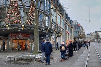 Weitere Schnelltestzentren öffnen in Plauen und Treuen - Die Einführung der 3G-Regel am Arbeitsplatz sorgte zuletzt für lange Warteschlangen, etwa vor dem Testzentrum in den Kolonnaden.