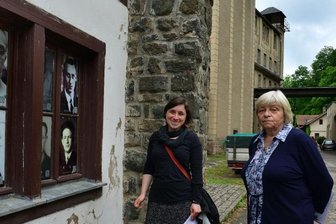 Weitere Schritte hin zur Gedenkstätte - Anna Schüller (l.) von der Geschichtswerkstatt und Gisela Heiden von der Lagerarbeitsgemeinschaft auf dem Gelände des früheren KZ Sachsenburg. Porträts informieren über einst Inhaftierte, die Biografien sind im Internet einsehbar. Nun sind drei neue Lebensläufe dazugekommen - von Max Lutze, Friedrich Marschner und Karl Fruchtmann.