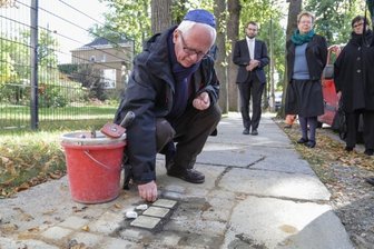 Weitere Stolpersteine erinnern an NS-Opfer - Edward van Voolen konnte bereits Gedenksteine für seinen Großvaters und dessen Chemnitzer Ehefrau im Gehweg der Kaßbergstraße verlegen. Am Dienstag kommen 23 solcher Steine in Chemnitz dazu.