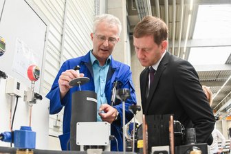 Weitere Verzögerung beim Kältezentrum Reichenbach: Wann es endlich losgehen soll - Ministerpräsident Michael Kretschmer (rechts) ließ sich in Reichenbach moderne Kältetechnik erklären.