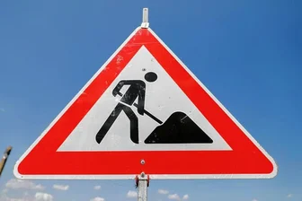 Weitere Vollsperrung im Erzgebirge: Verkehr wird großräumig umgeleitet - Auf der Staatsstraße 265 in Jöhstadt wird ab Dienstag für mehrere Monate gebaut. 