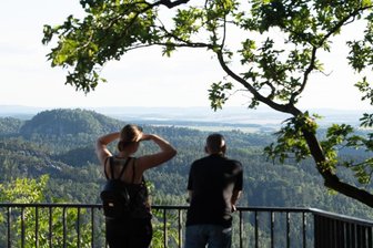Weitere Wege in Sächsischer Schweiz freigeräumt - Touristen im Nationalpark Sächsische Schweiz auf dem Basteifelsen.