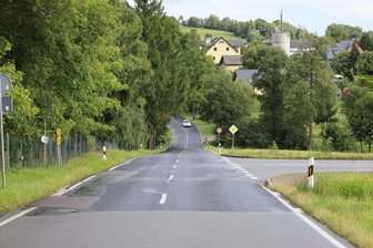 Weitere wichtige Straße im Erzgebirge für zwei Wochen gesperrt - Wegen Fahrbahnerneuerung wird die Karlsbader Straße in Zschorlau ab Montag gesperrt.