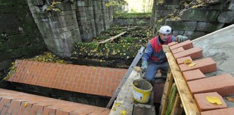 Weiterer Bogen der Teufelsbrücken im Zeisigwald saniert -