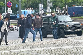 Weiterer Drehort des Erzgebirgskrimi in Chemnitz - Schauspielerin Teresa Weißbach beim Filmdreh in Chemnitz neben dem Hochhaus an der Bahnhofstraße.