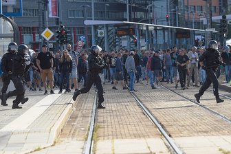 Weiterer Gerichtsprozess um Ausschreitungen vom August 2018 in Chemnitz - In Hooligan-Manier waren am Abend des 26. August 2018 mehrere Hundert Menschen durch die Innenstadt gezogen. Sie skandierten "Das ist unsere Stadt" und "Wir sind das Volk". In der Nacht zuvor war ein junger Chemnitzer in der Innenstadt im Streit erstochen worden. 
