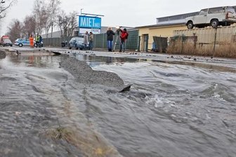 Weiterer Rohrbruch vergrößert Verkehrschaos - Die Bürgerschachtstraße wurde komplett unterspült.