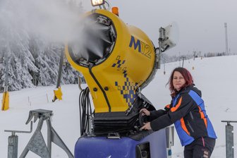 Weiterer Skilift im Erzgebirge in Betrieb - Der Skihang in Neudorf kann auch künstlich beschneit werden. Im Bild: Tanja Dießl, Vorsitzende des Skivereins Sehmatal.