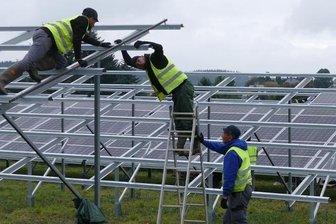 Weiterer Solarpark soll gebaut werden - In zwei Wochen wurden 2019 im Gornauer Gewerbegebiet 5841 Module installiert.
