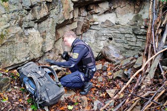 Weiterer Stollen im Erzgebirge aufgebrochen: Auch in Schwarzenberg stand Suche nach Personen im Raum - Die Polizei sicherte Spuren, unter anderem an einem zurückgelassenen Rucksack.