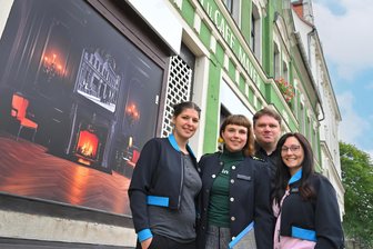 Weiteres Geschäft in Falkenstein wird zum Blickfang: Stadt will leere Schaufenster verschönern, doch es hakt - Janika Bartsch, Christina Sczepanksi, Carsten Steps und Sarah Richter von der Designagentur Kismet aus Reichenbach verantworten die Gestaltung.