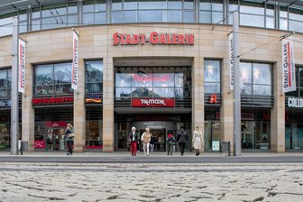 Weiteres Mode-Geschäft in der Stadt-Galerie Plauen vor dem Aus: Schließung laut Betreiber alternativlos - Haupteingang der Stadt-Galerie am Postplatz in Plauen: Nach Five Crown im Frühjahr schließt nun ein weiteres Modegeschäft.