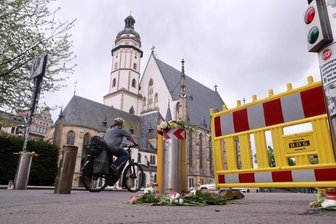„Weitgehend allein gelassen“: Ex-Partnerin des mutmaßlichen Leipziger Amokfahrers äußert sich - Nahe der Thomaskirche in Leipzig war das Fahrzeug des Mannes am 4. Mai zum Stehen gekommen. Passanten überzeugten ihn, die Türen zu öffnen. Dann nahm ihn die Polizei fest.