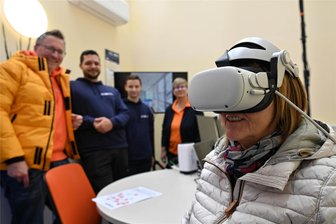 Weithin hörbare Musik und Stimmen: Warum es in Rochlitz laut wurde - Bei der Jubiläumstour der Volksbank konnten Gäste mit der VR-Brille u. a. einen Blick in die Werkbank 32 werfen, wie hier Reingard Arnold in Rochlitz.