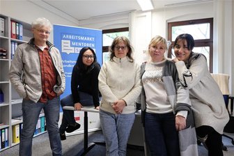 Welche Aufgabe haben die Arbeitsmarktmentoren in Zwickau? - Das Zwickauer Mentorenteam Roberto Heymann, Perez Thany, Susanne Ebert, Olga Morozov und Zeineb Brahmi (v. l.).