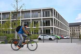 Welche Chemnitzer Schulen am gefragtesten sind – und wo es reihenweise lange Gesichter gibt - Die neue Oberschule am Chemnitzer Hartmannplatz. Erst im vergangenen Jahr eröffnet, stößt sie bei den Chemnitzer Eltern auf großes Interesse.