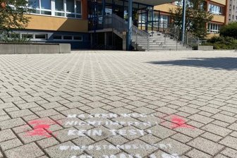 Welche Corona-Regeln gelten ab Mittwoch in Westsachsen? - Vor mehreren Schulen wurden solche Schriftzüge angebracht.