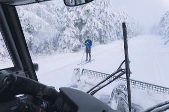 Welche Coronaregeln jetzt in Sachsen gelten - Die Pisten am Fichtelberg sind wegen der Coronaregeln gesperrt, die Menschen sollen sich nicht an den Liften drängen. Aber mehrere Loipen sind gespurt und ein Skiwanderweg nutzbar. Dort kann man - mit dem nötigen Abstand - Wintersport treiben.