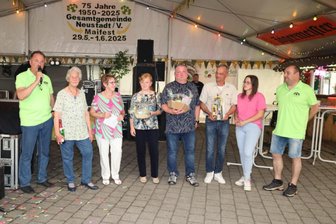 Welche Einwohner ihr Vogtlanddorf besonders schön geschmückt haben - Die fünf Preisträger, eingerahmt von der Jury zum Maifest.