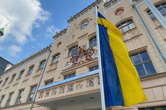 Welche Flaggen dürfen vor dem Zwickauer Rathaus wehen? AfD will OB Arndt Vorschriften machen - Die Flagge der Ukraine wird einmal im Monat vor dem Rathaus gehisst. Das gefällt nicht jedem.