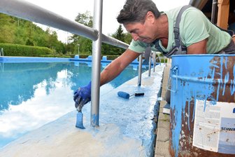 Welche Freibäder im Raum Flöha am ersten Sommerwetterwochenende des Jahres geöffnet sind - Blau machen mal anders: Rettungsschwimmer Tilo Neubert führte vor dem Saisonstart zu Pfingsten letzte Arbeiten im Falkenauer Freibad aus.